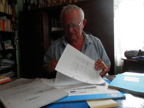 Dr inż. Henryk Sobolewski pokazuje nam operat rybacki