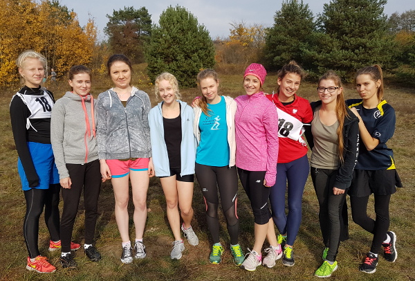 Drużyna dziewcząt z I LO Żnin, która zajęła dobre V miejsce w Finale Wojewódzkim, w kolejności od lewej: Anita Plewa, Agnieszka Pankowska, Paulina Wekwert, Wiktoria Kawka, Magdalena Rataj, Małgorzata Sosińska, Paulina Nowicka (kapitan), Wiktoria Kowalewska, Sylwia Rąbkowska (nieobecna na zdjęciu Anna Janowska oraz opiekun Zbigniew Wojdalski).
